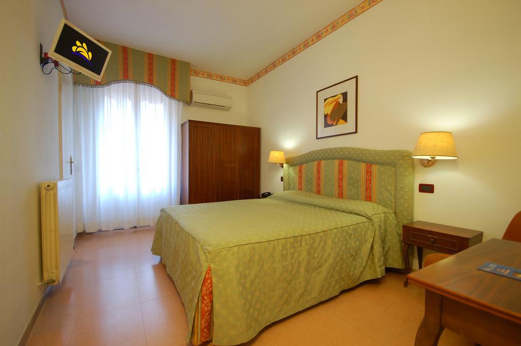 Hotel Ely Viareggio Pokoj fotografie